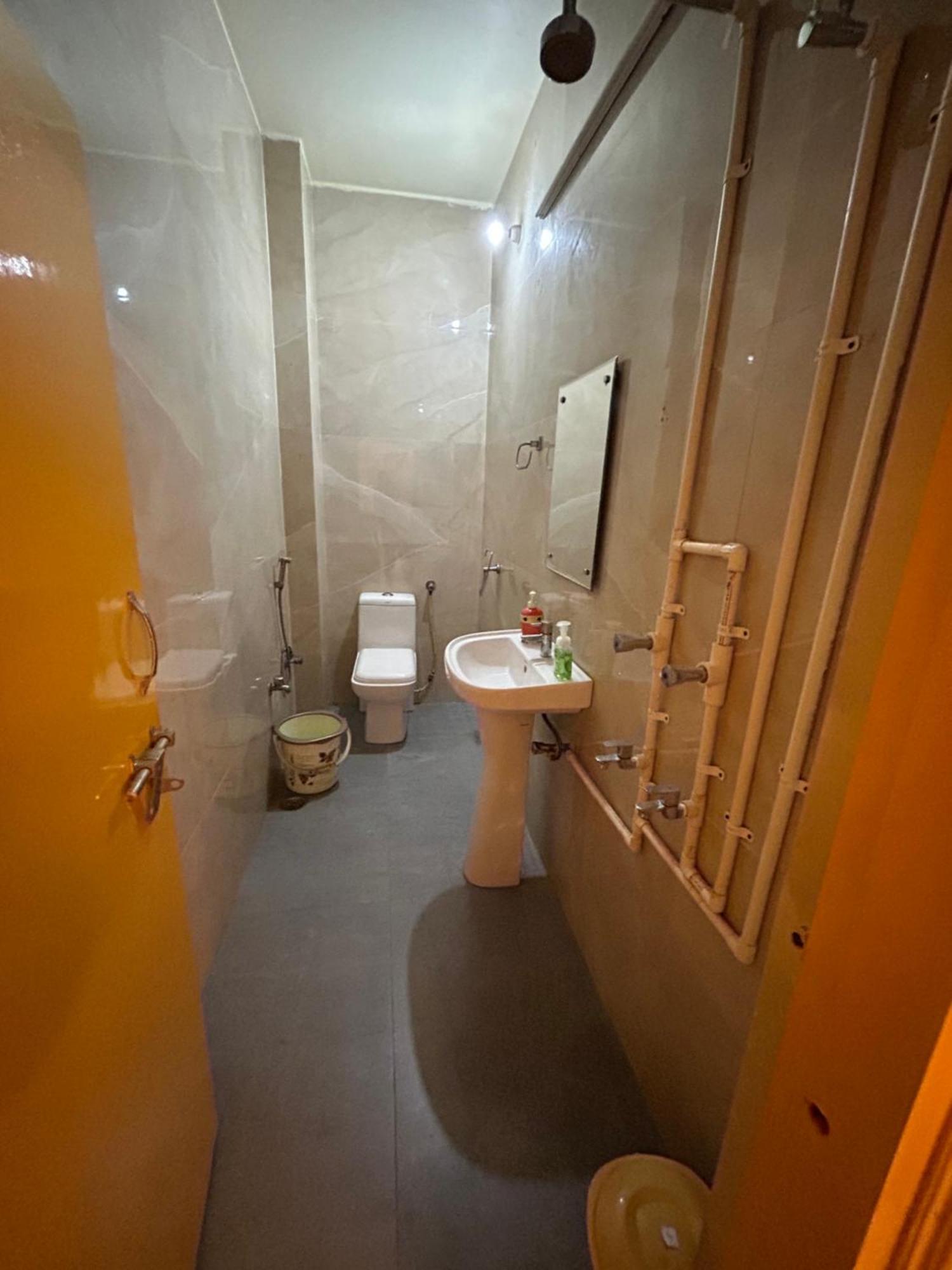 The Yellow House - Couple'S Getaway In Gomti Nagar- 1 Bhk Lucknow Dış mekan fotoğraf